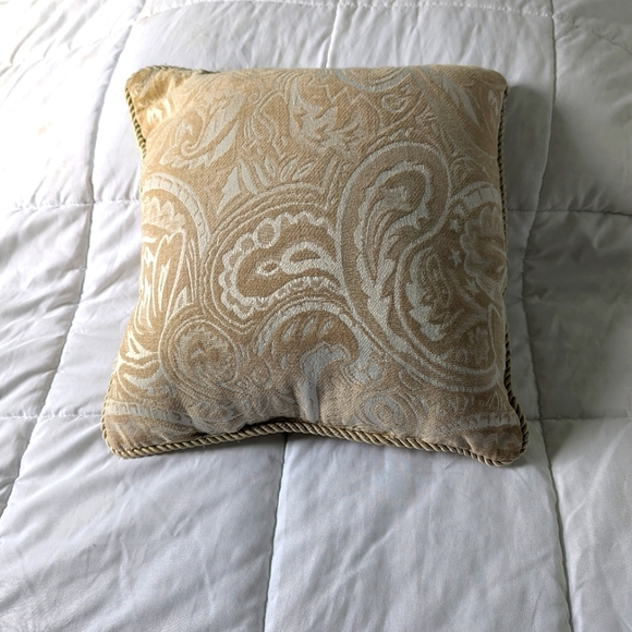 - Throw pillow. 16 inches. Jacquard fabric, rope trim with a tassel… - Picture 2 of 5